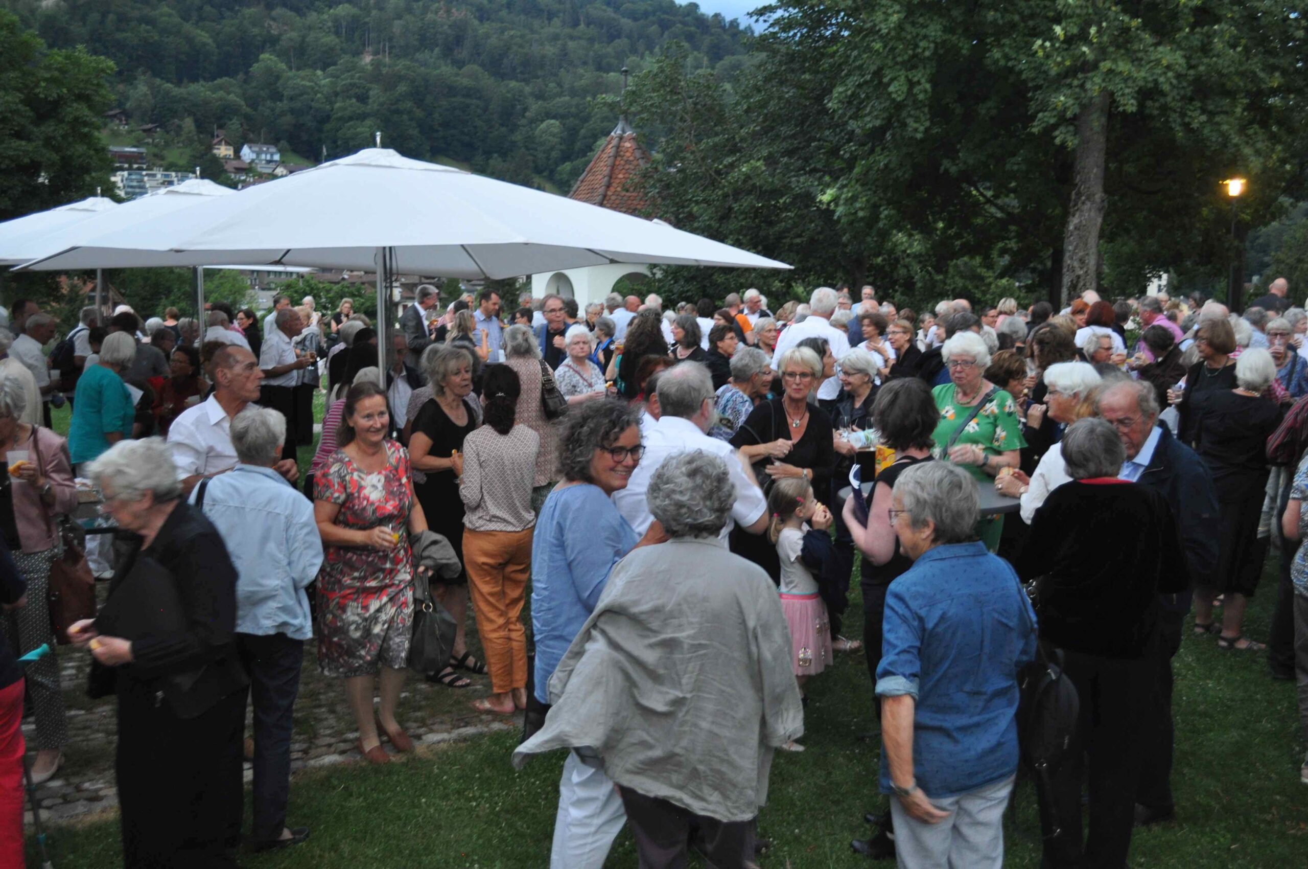 Chormitglieder und Konzertbesucher beim Apéro im Freien